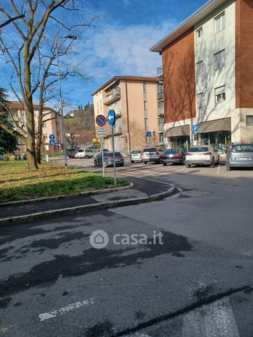 Negozio/locale commerciale in commerciale in Piazza Varsavia