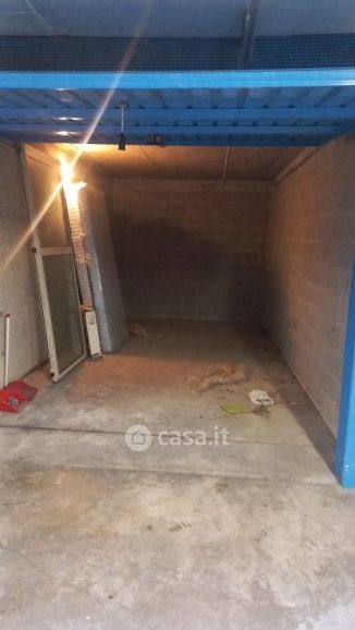 Box/posto auto in residenziale in Via Enrico Cosenz 54