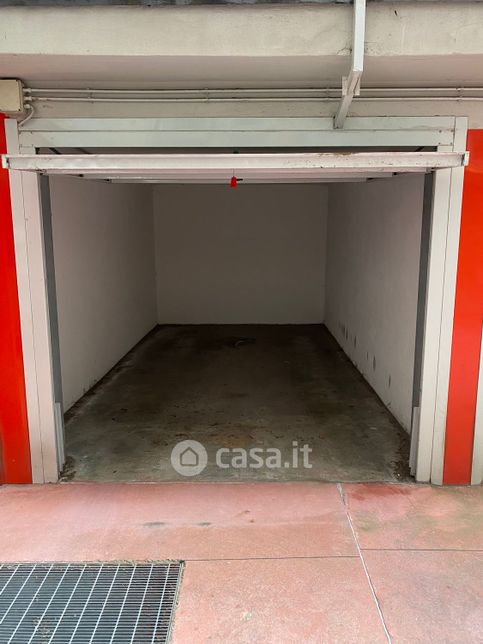 Garage/posto auto in residenziale in Via Luciano Manara 17