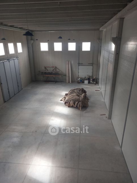 Capannone in commerciale in Via San Giovanni