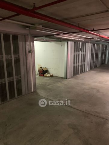 Box/posto auto in residenziale in Via Nino Oxilia 19