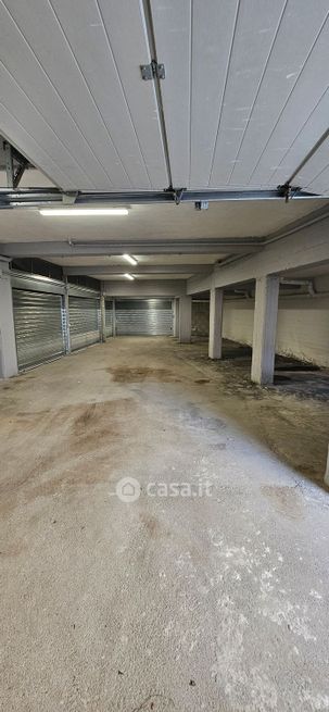 Garage/posto auto in residenziale in Viale Abramo Lincoln 34