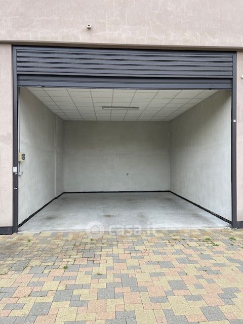 Box/posto auto in residenziale in Via Giovanni Segantini 46
