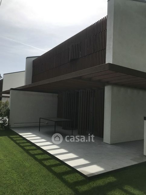 Casa bi/trifamiliare in residenziale in Via l'Aretino