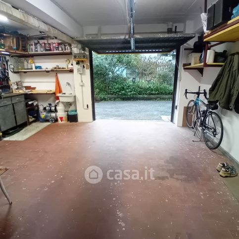 Box/posto auto in residenziale in Via Massone