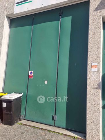 Capannone in commerciale in Via Umberto Saba 25