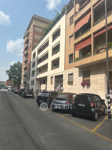 Negozio/locale commerciale in commerciale in Piazza de Angeli Ernesto