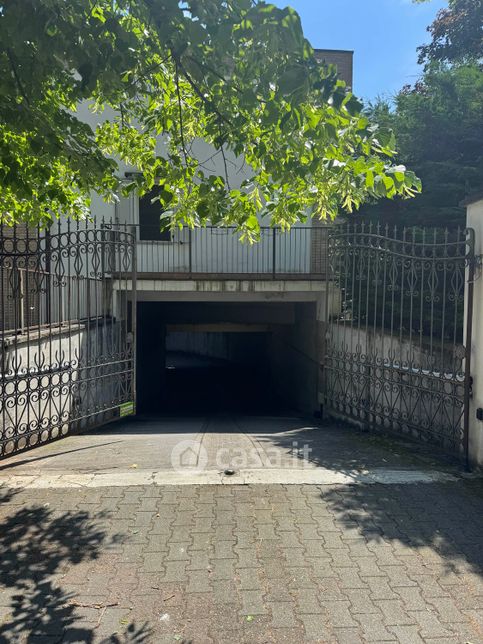 Box/posto auto in residenziale in Via M. Montessori 3