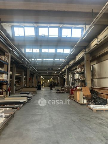 Capannone in commerciale in Via Brusada