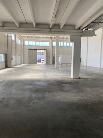 Capannone in commerciale in