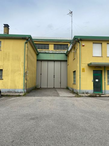 Capannone in commerciale in 