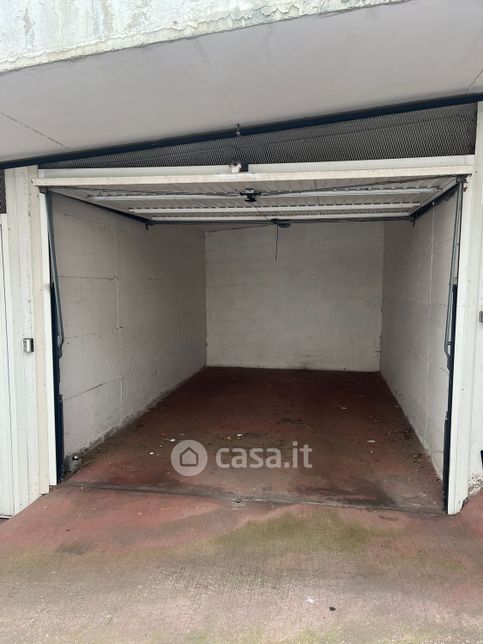 Garage/posto auto in residenziale in Via della Farnesina