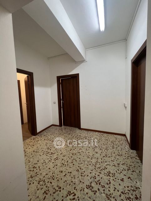 Ufficio in commerciale in Via Lago Maggiore 10