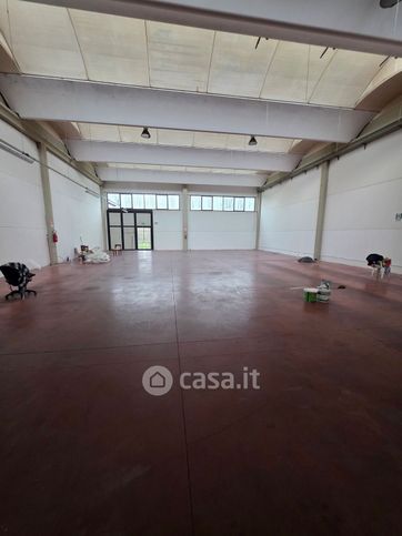 Capannone in commerciale in Via Monte San Michele