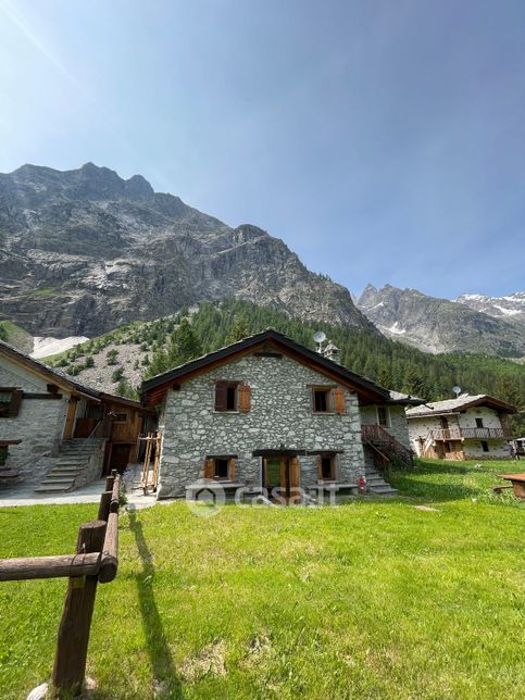 Casa indipendente in residenziale in Località peuterey 15