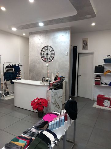 Negozio/locale commerciale in commerciale in Viale Cappiello 1