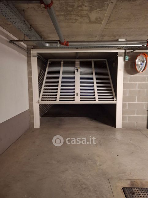 Garage/posto auto in residenziale in Viale Legioni Romane 27