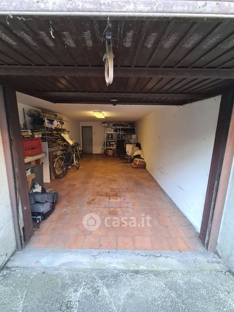 Garage/posto auto in residenziale in Via Italia