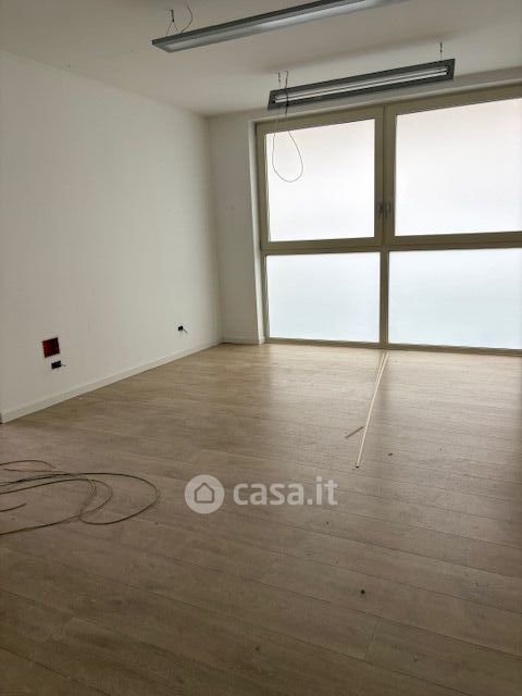 Ufficio in commerciale in Via Piave