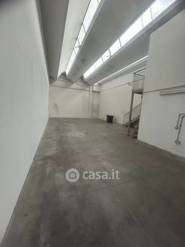 Capannone in commerciale in Via dell'Alloro