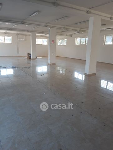 Negozio/locale commerciale in commerciale in Via Grignani