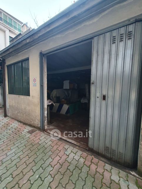 Garage/posto auto in residenziale in Via Lorenteggio 157