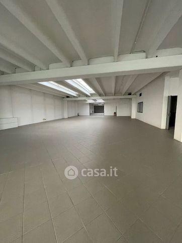 Capannone in commerciale in Via Zermanesa