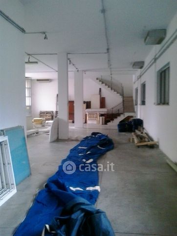 Capannone in commerciale in Via della Grotta Rossa