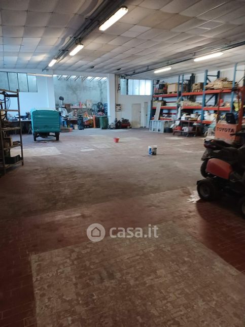 Capannone in commerciale in 