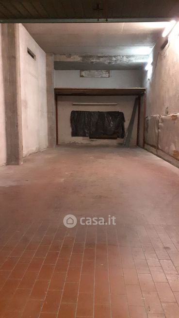 Garage/posto auto in residenziale in Viale della Bella Villa