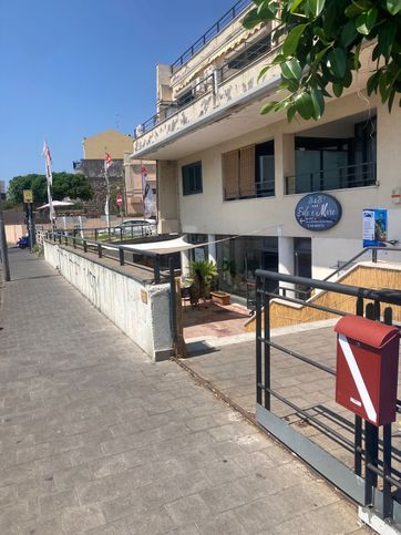 Negozio/locale commerciale in commerciale in Via A. Capparelli 39