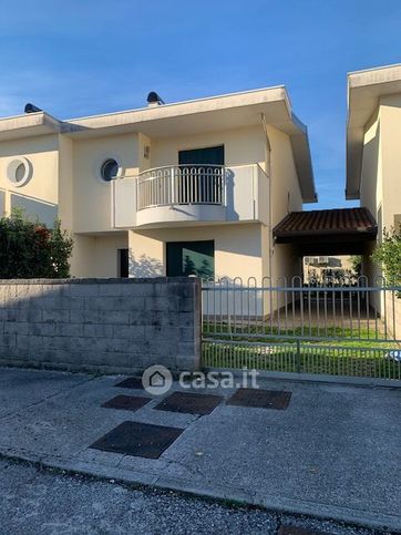 Casa bi/trifamiliare in residenziale in Via 1Âº Maggio