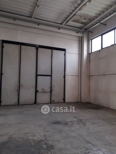 Capannone in commerciale in Via Abbate Tommaso