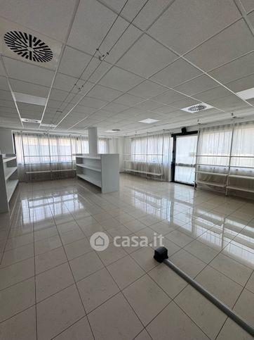 Ufficio in commerciale in Strada Regionale 11 Padana Superiore