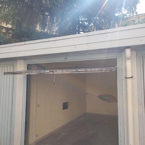 Box/posto auto in residenziale in Viale KENNEDY