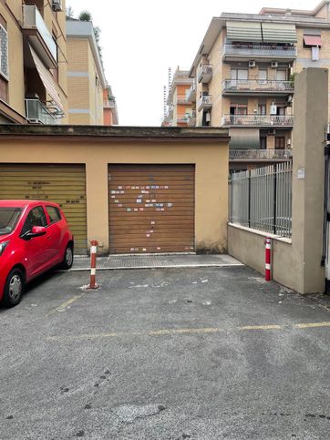 Box/posto auto in residenziale in Via Pontebba 2