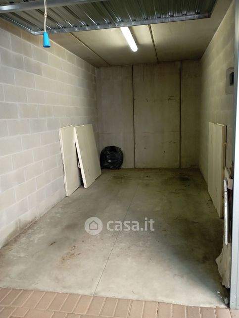 Box/posto auto in residenziale in Via Michelangelo 3