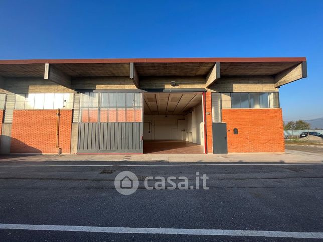 Capannone in commerciale in Via Carlo Curotti 31