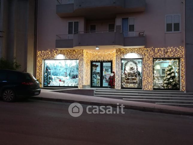 Negozio/locale commerciale in commerciale in Viale Luigi Einaudi 10
