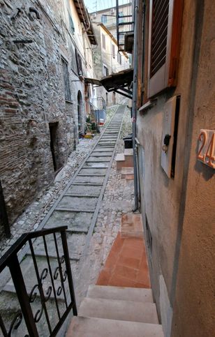 Casa indipendente in residenziale in Via del Monte 24