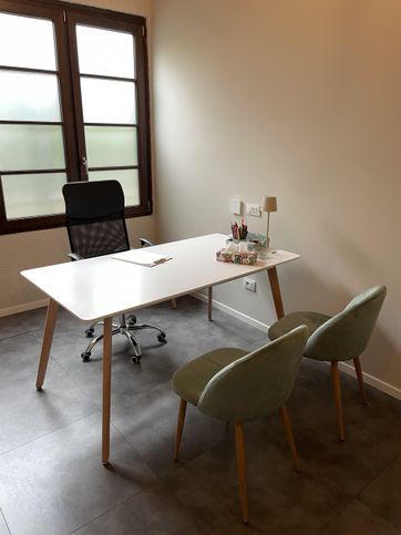 Ufficio in commerciale in Via Tre Ponti 12