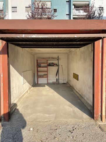 Box/posto auto in residenziale in Via Pellegrino Rossi 83