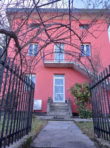 Casa bi/trifamiliare in residenziale in Via Monte Bianco 6