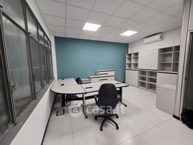 Capannone in commerciale in Via Cesare Battisti 16