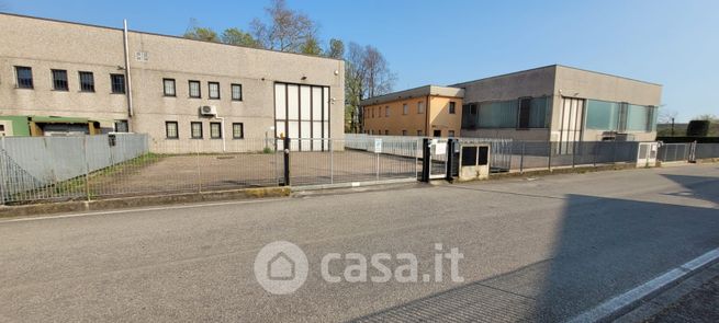 Capannone in commerciale in Via Budriago 17