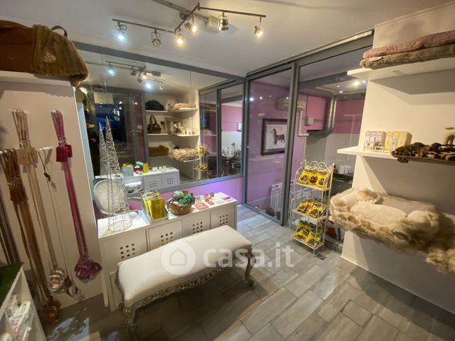 Attivitã /licenza (con o senza mura) in commerciale in Via Crati