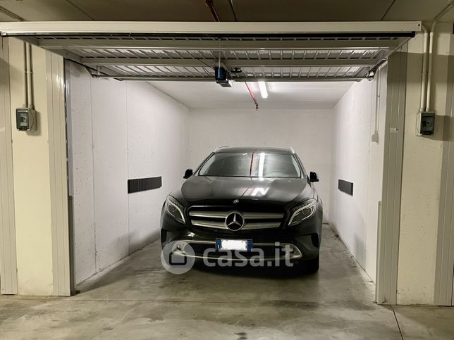 Garage/posto auto in residenziale in Via G. B. Larco