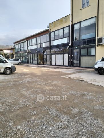 Attività/licenza (con o senza mura) in commerciale in Via Anconetana 129