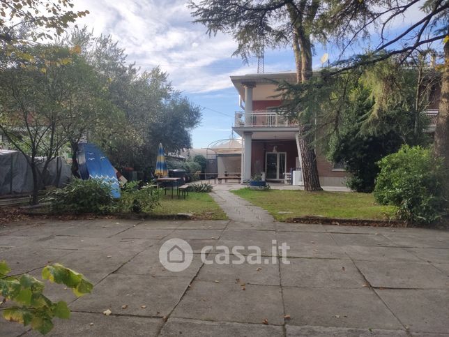 Attivitã /licenza (con o senza mura) in commerciale in Via 1Âº Maggio 72