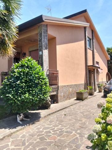 Villa in residenziale in Via E. De Nicola